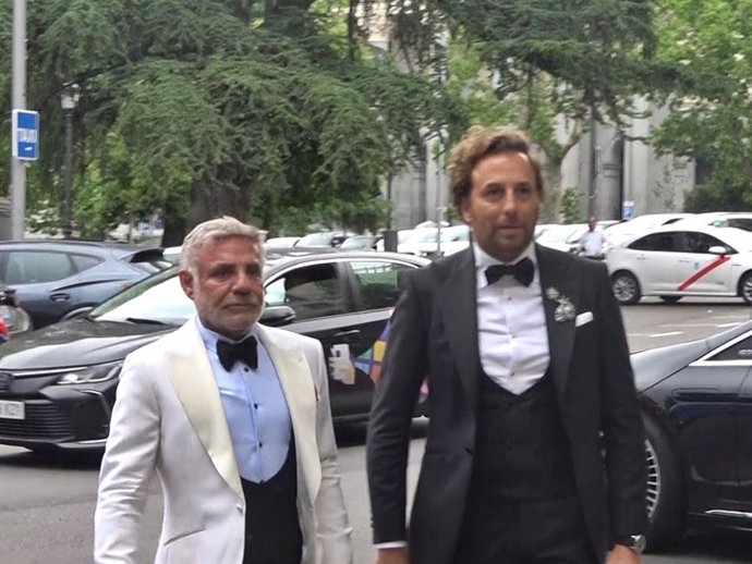 JOAQUÍN TORRES Y RAÚL PRIETO LLEGAN AL HOTEL RITZ PARA CELEBRAR LA BODA DE KIKO MATAMOROS Y MARTA LÓPEZ ÁLAMO