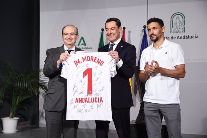 El presidente de la Junta, Juanma Moreno, felicita al Sevilla FC por su séptima copa de la Europa League en un acto homenaje en el Palacio de San Telmo de Sevilla