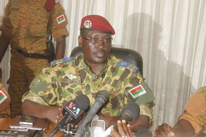 Archivo - OUAGADOUGOU, Nov. 1, 2014  Isaac Zida attends a press conference at the end of a meeting with the country's military commanders at the military headquarters in  Ouagadougou, Burkina Faso, on Nov. 1, 2014.  Burkina Faso's senior military office