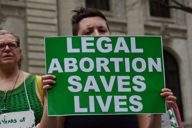 Archivo - April 15, 2023, New York, New York, USA: People gather for an abortion rights rally on the steps of the New York Public Library in the wake of a Texas court ruling restricting access to abortion pill, mifepristone.
