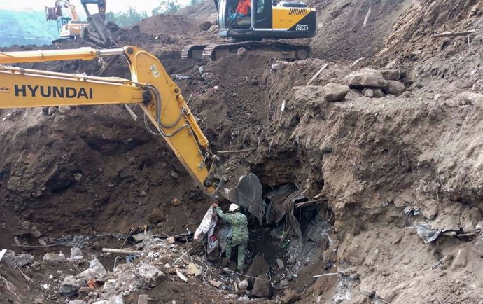 Labores de búsqueda y rescate tras un corrimiento de tierra en Alausí, en el centro de Ecuador