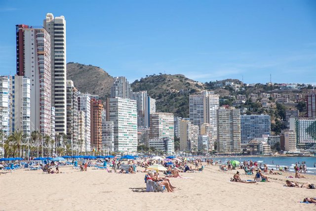 Archivo - Numerosas personas toman el sol y se bañan en la playa de Poniente, a 11 de marzo de 2023, en Benidorm, Alicante, Comunidad Valenciana (España).  