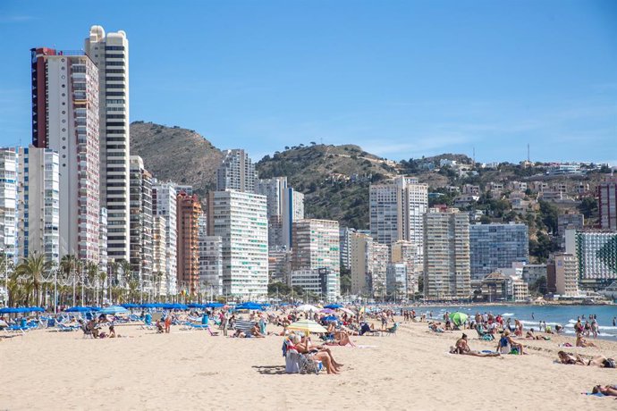 Archivo - Numerosas personas toman el sol y se bañan en la playa de Poniente, a 11 de marzo de 2023, en Benidorm, Alicante, Comunidad Valenciana (España).  