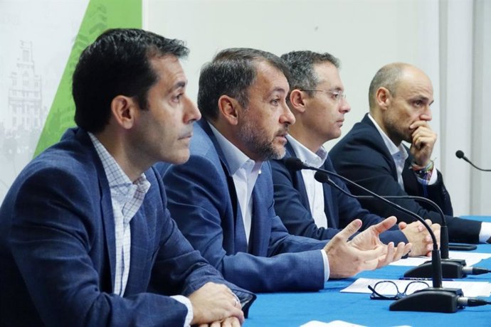 Archivo - El concejal de Hacienda, Juan José Martínez, el alcalde de Santa Cruz de Tenerife, José Manuel Bermúdez, el concejal de Servicios Públicos, Carlos Tarife y el consejero delegado de la Sociedad de Desarrollo, Alfonso Cabello