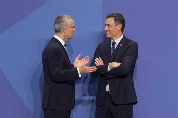 Archivo - El secretario General de la OTAN, Jens Stoltenberg (i), y el presidente del Gobierno, Pedro Sánchez, conversan a su llegada al comienzo de la Cumbre de la OTAN 2022 en Madrid