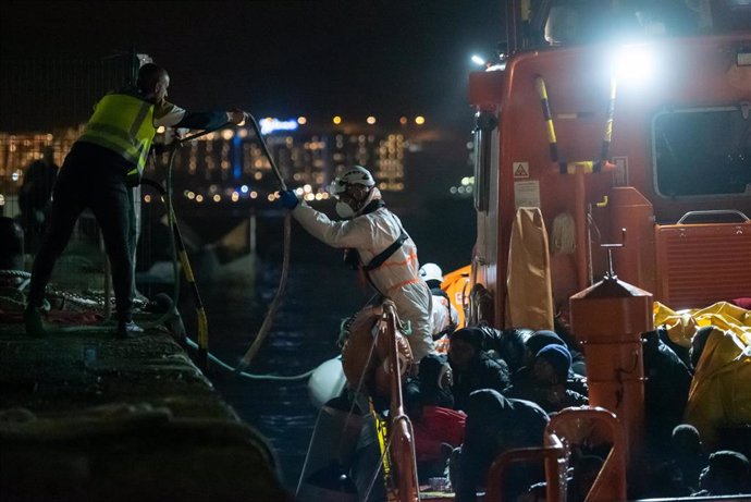 Archivo - Decenas de migrantes rescatados por Salvamento Marítimo llegan al Muelle de Arguineguín, a 14 de febrero de 2023, en Gran Canaria, Las Palmas, Canarias (España). La embarcación ha sido localizada después de que el Centro Coordinador de Salvame
