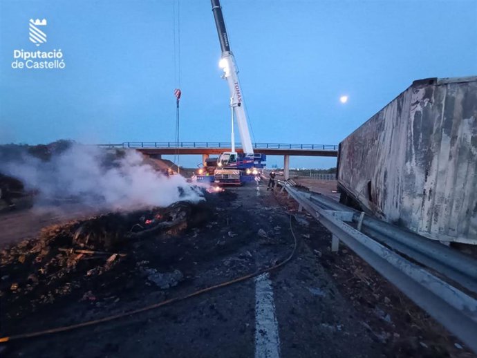 Efectivos del Consorcio Provincial de Bomberos de Castellón sofocan el incendio de dos camiones tras sufrir una colisión este viernes en la A-7 entre los municipios castellonenses de Nules y la Vilavella