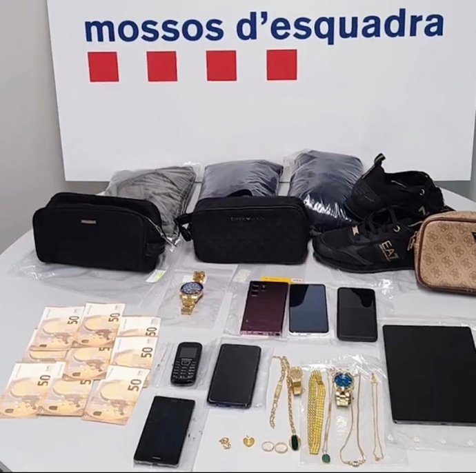 Objectes i diners en efectiu robat pel grup a les víctimes