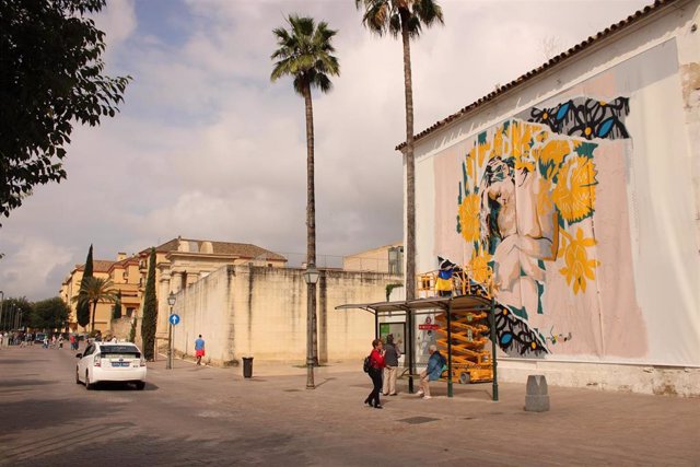 Los artistas ucranianos Mikhail Korobkov y Olga Korobkova están concluyendo en la Ribera de Córdoba el mural 'La paz en nuestras manos'.