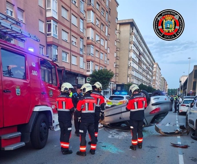 Un coche vuelca tras un accidente en la calle Castilla.