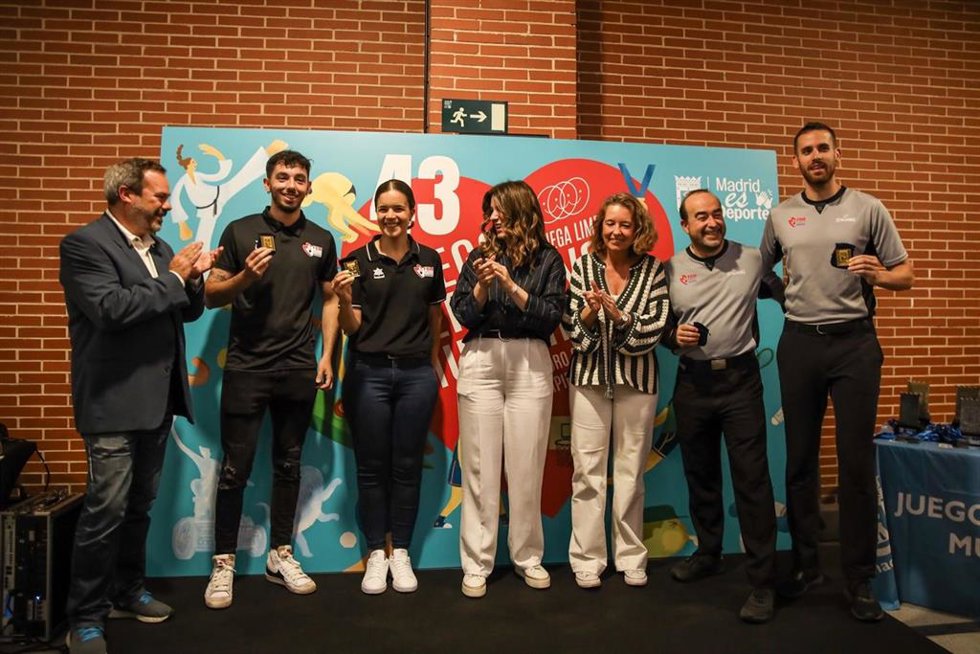 Miranda y Hernández de la Riva entregan los trofeos de la 43 edición de los Juegos Deportivos Municipales.