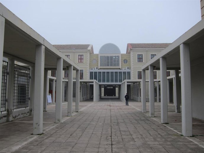 Archivo - Pasillo exterior del Centro Civico Universidad.