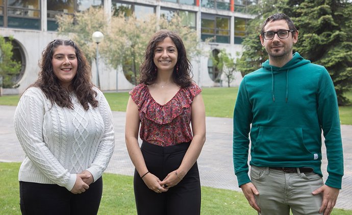 De izquierda a derecha, Izaskun Rodríguez, Edurne Turrillas e Imanol Satrustegi en la UPNA.