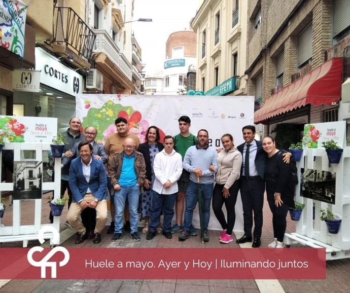 Blanca Torrent y Gonzalo Esparza del Imdeec con representantes de la campaña 'Huele a Mayo, ayer y hoy...' para la dinamización comercial en el centro, impulsada desde la asociación de comerciantes y hosteleros Iluminando Juntos.