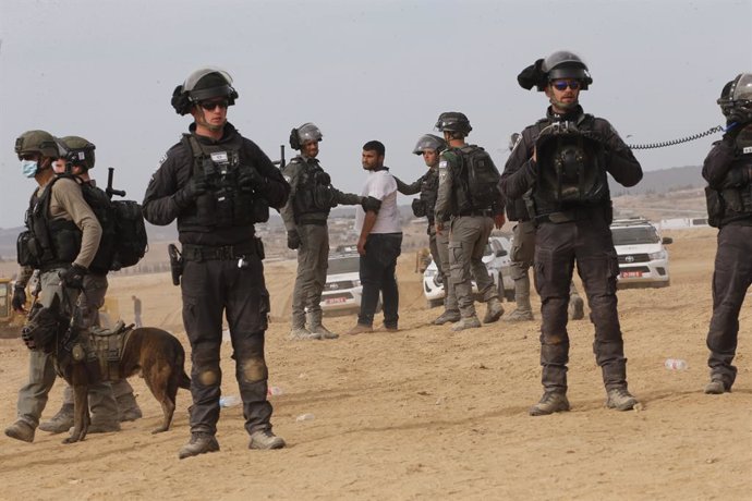 Archivo - (220112) -- SA'WE AL-ATRASH, Jan. 12, 2022 (Xinhua) -- Israeli police detain a man as Bedouins protest against an afforestation project on disputed land, in the southern Israeli village of Sa'we al-Atrash in the Negev Desert, on Jan. 12, 2022.