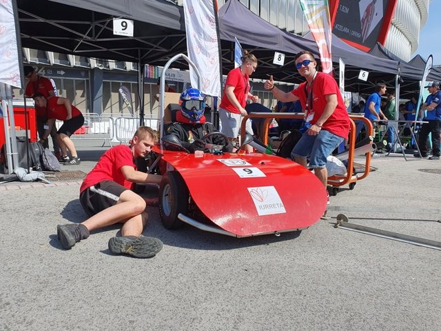 Vehículos eléctricos fabricados por el alumnado de FP convierten en circuito de carreras la explanada de San Mamés