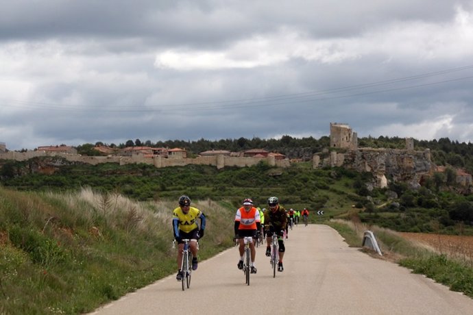 Cerca de 200 participantes de 25 provincias se citan con las bicicletas clásicas en La Histórica de Abejar (Soria). Foto de la anterior edición