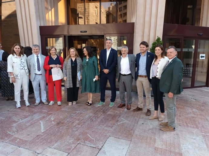 Lydia Espina, en el centro