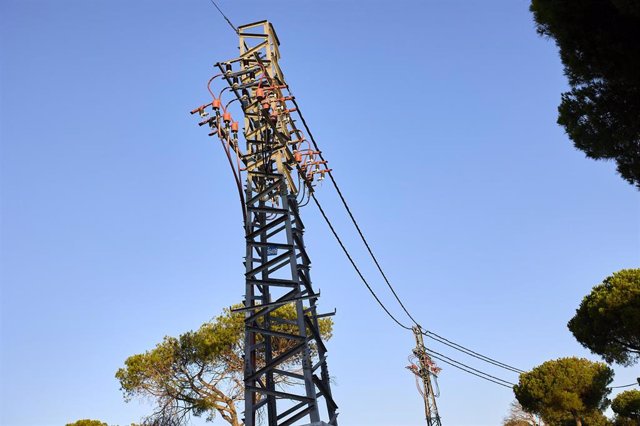 Archivo - Una central eléctrica, a 21 de agosto de 2021, en Madrid (España). El precio medio diario de la electricidad en el mercado mayorista caerá este domingo un 8,74%, por lo que desciende por segunda jornada consecutiva, aunque se mantendrá por encim