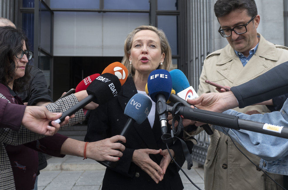 La vicepresidenta primera y ministra de Asuntos Económicos y Transformación Digital, Nadia Calviño, ofrece declaraciones a los medios a su llegada a una reunión en el Teatro Real, a 2 de junio de 2023, en Madrid (España). q