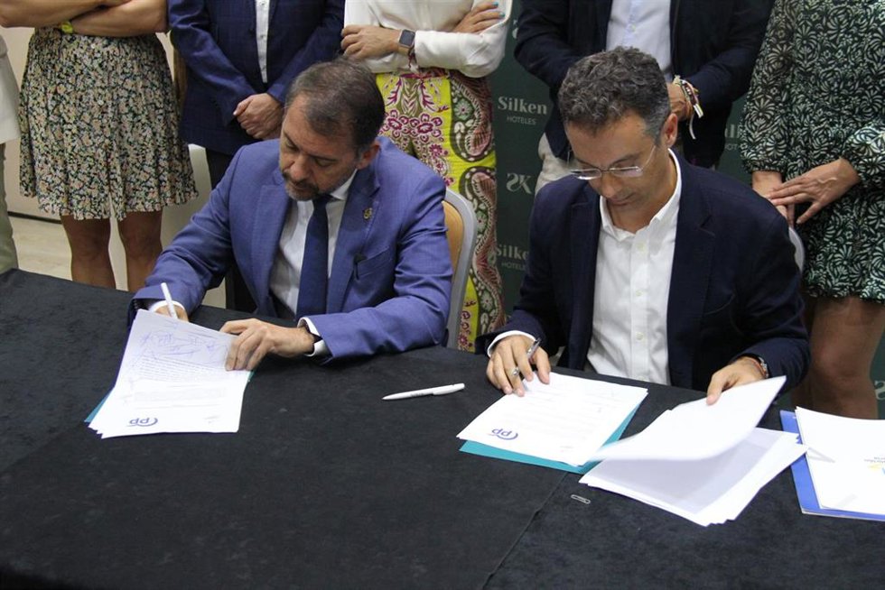José Manuel Bermúdez (CC) y Carlos Tarife (PP) firman un acuerdo de gobierno "por y para" Santa Cruz de Tenerife