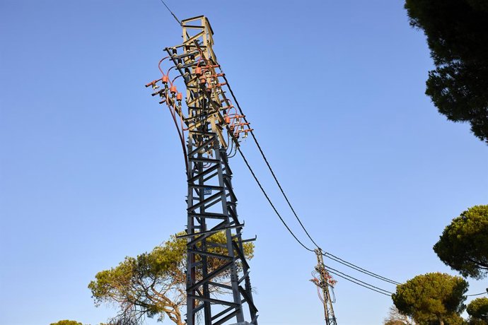 Archivo - Una central eléctrica, a 21 de agosto de 2021, en Madrid (España). El precio medio diario de la electricidad en el mercado mayorista caerá este domingo un 8,74%, por lo que desciende por segunda jornada consecutiva, aunque se mantendrá por enc