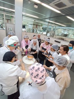 La repostera Patricia Pérez, de la Panadería José Antonio, de San Pedro del Pinatar, dirigió el taller El placer del chocolate