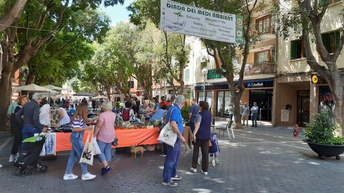 Cientos de personas visitan los estands repartidos en calle Blanquerna con motivo de la Diada de Medio Ambiente