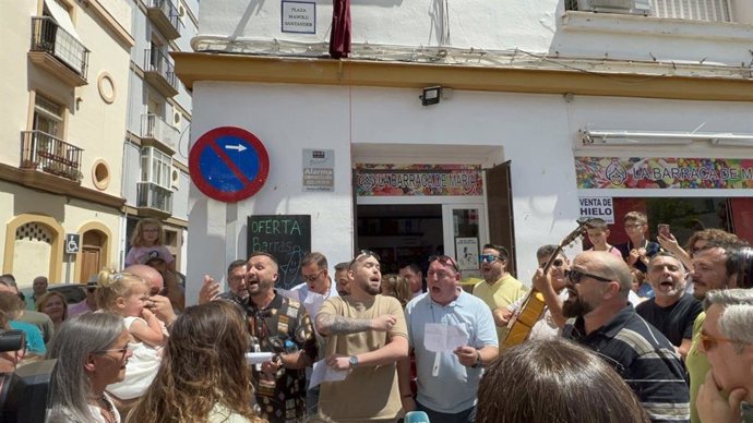 El ayuntamiento de la capital ha inaugurado este sábado la plaza Manolo Santander.