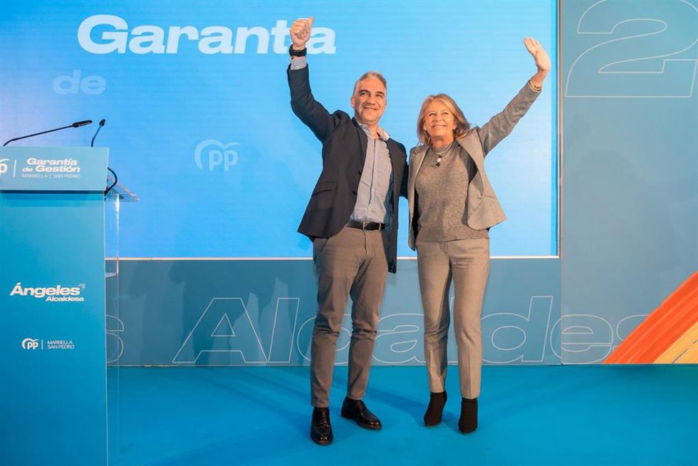 Archivo - Elías Bendodo, coordinador general del PP, junto a Ángeles Muñoz, alcaldesa de Marbella, en una imagen de archivo