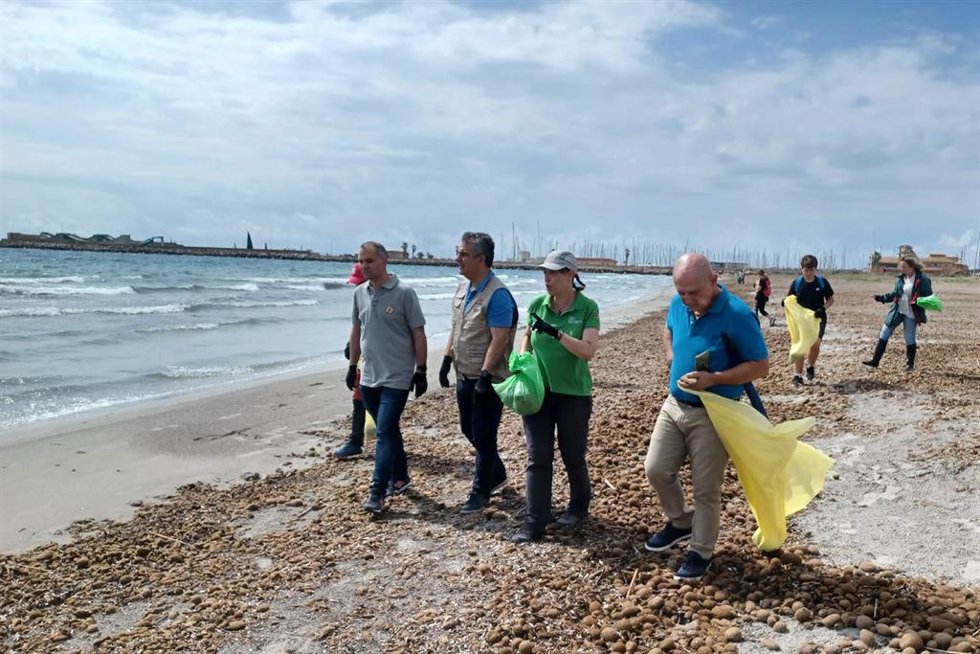 El consejero en funciones de Medio Ambiente, Mar Menor, Universidades e Investigación, Juan María Vázquez, participa en la campaña '1m2 contra la basuraleza'.