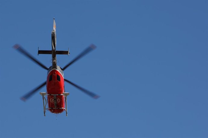 Archivo - Imagen de un helicóptero del servicio de emergencias de Navarra.