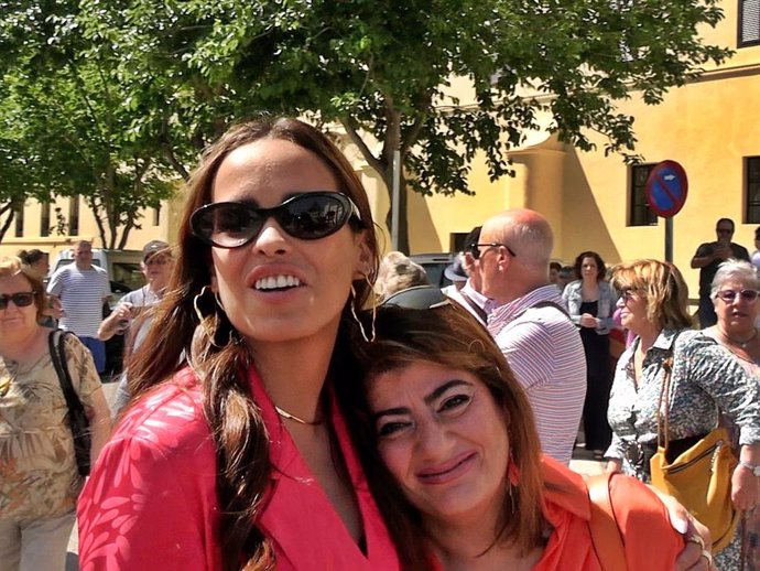 GLORIA CAMILA SE DEJA VER JUNTO A MARINA TRAS EL HOMENAJE A ROCÍO JURADO EN CHIPIONA, ZANJANDO ASÍ LAS CRÍTICAS.