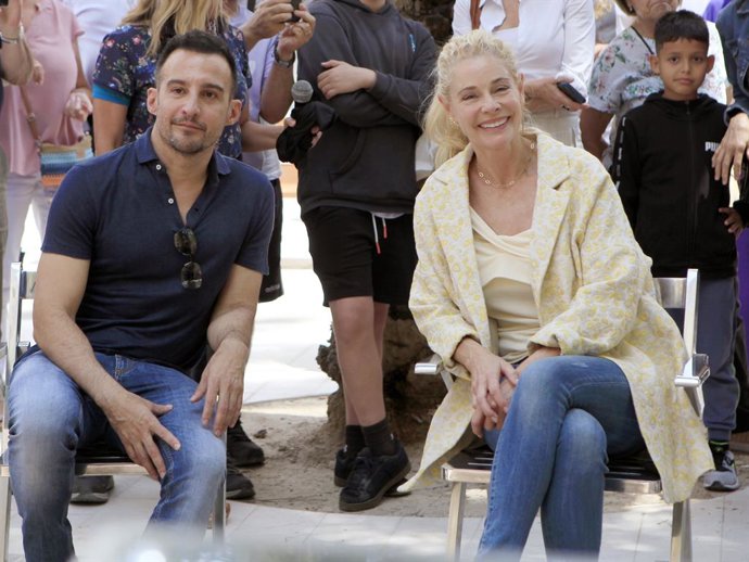 El director cinematográfico Alejandro Amenábar en el Festival Internacional de Cine de Alicante junto con la actriz Belén Rueda