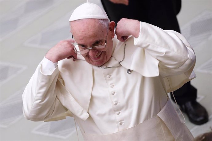 Archivo - 21 December 2020, Vatican, Vatican City: Pope Francis arrives to lead an audience for the workers and employess of the Vatican City in Aula Paolo VI. Photo: Evandro Inetti/ZUMA Wire/dpa