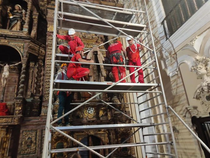 Labores de limpieza en el Retablo mayor de la Parroquia.