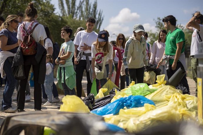 Casi mil voluntarios colaboran en las 59 recogidas de basura de '1m2 contra la basuraleza' en Galicia