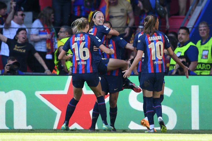 03 June 2023, Netherlands, Eindhoven: Barcelona's Patri Guijarro (C) celebrates scoring her side's second goal with teammates during the UEFA Women's Champions League final soccer match between FC Barcelona and VfL Wolfsburg at Philips Stadium. Photo: S
