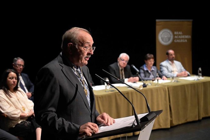 El historiador Lourenzo Fernández Prieto (A Devesa-Ribadeo, 1961) ingresa este sábado en la Real Academia Galega
