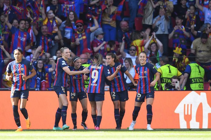 03 June 2023, Netherlands, Eindhoven: Barcelona's Patri Guijarro (2nd R) celebrates scoring her side's second goal with teammates during the UEFA Women's Champions League final soccer match between FC Barcelona and VfL Wolfsburg at Philips Stadium. Phot