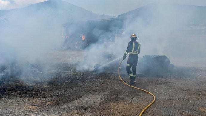 Un bombero de la Comunidad de Madrid actúa en un incendio en Valverde de Alcalá