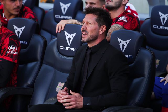 Archivo - Diego Pablo Simeone, head coach of Atletico de Madrid, looks on during the spanish league, La Liga Santander, football match played between FC Barcelona and Atletico de Madrid at Spotify Camp Nou stadium on April 23, 2023, in Barcelona, Spain.