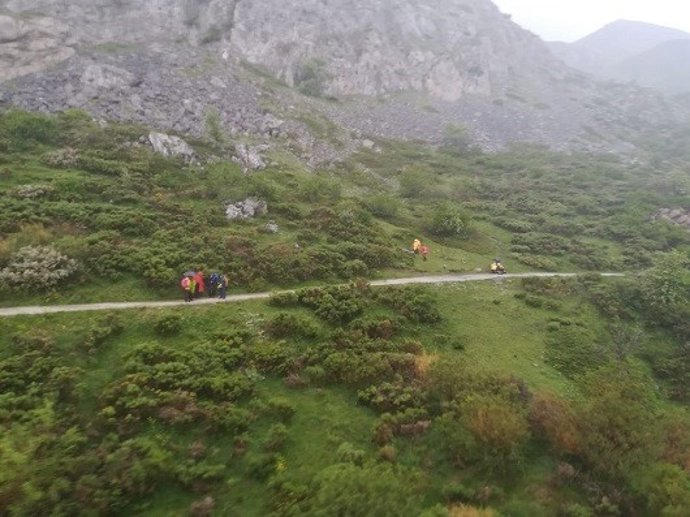 El Grupo de Rescate auxilia a una mujer en la cascada de Mazobre, en la provincia de Palencia