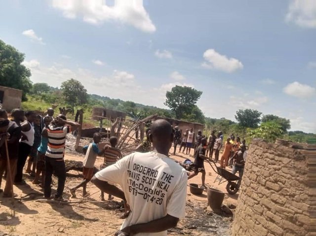Nigerianos en la escena de un ataque contra su aldea perpetrado por asaltantes desconocidos