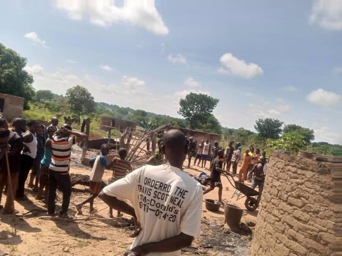 Nigerianos en la escena de un ataque contra su aldea perpetrado por asaltantes desconocidos