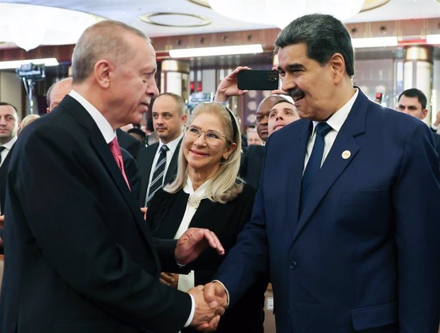 El presidente de Turquía, Recep Tayyip Erdogan (izquierda), estrecha la mano a su homólogo venezolano, Nicolás Maduro (derecha), durante la ceremonia de toma de posesión de su nuevo mandato