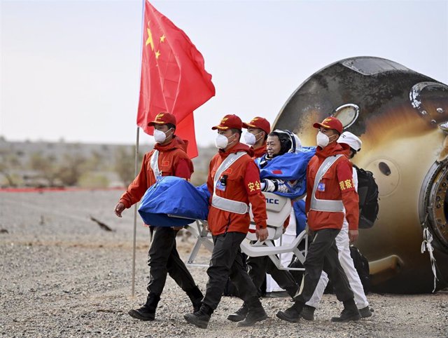 El astronauta chino Deng Qingming saliendo de su cápsula de la nave Shenzhou 15 tras su vuelta a la Tierra después de una misión de seis meses en la estación espacial china Tiangong