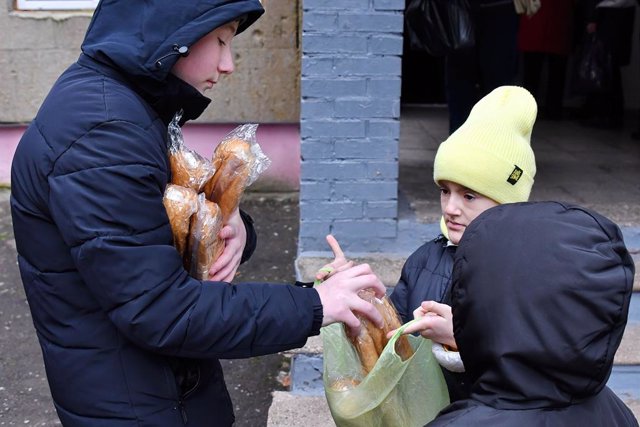Archivo - December 24, 2022, Kramatorsk, Donetsk, Ukraine: Children receive bread at a humanitarian aid distribution point in Kramatorsk. Russian forces keep pounding critical power infrastructure in Ukrainian cities, killing more civilians and leaving te