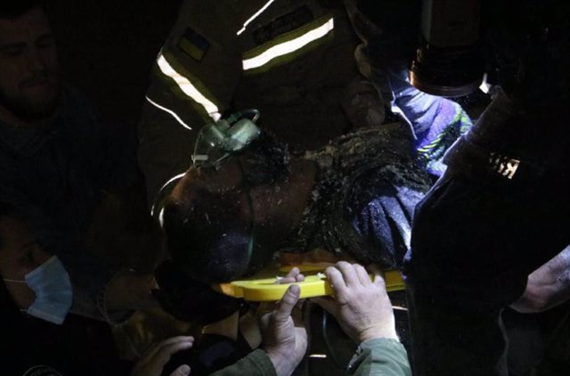Los servicios de rescate sacan a un herido por un ataque ruso en Pidgorodne (Ucrania)