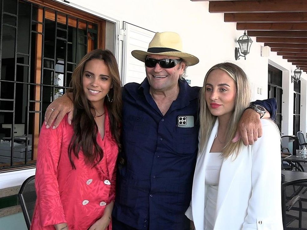 GLORIA CAMILA, AMADOR MOHEDANO Y ROCÍO FLORES